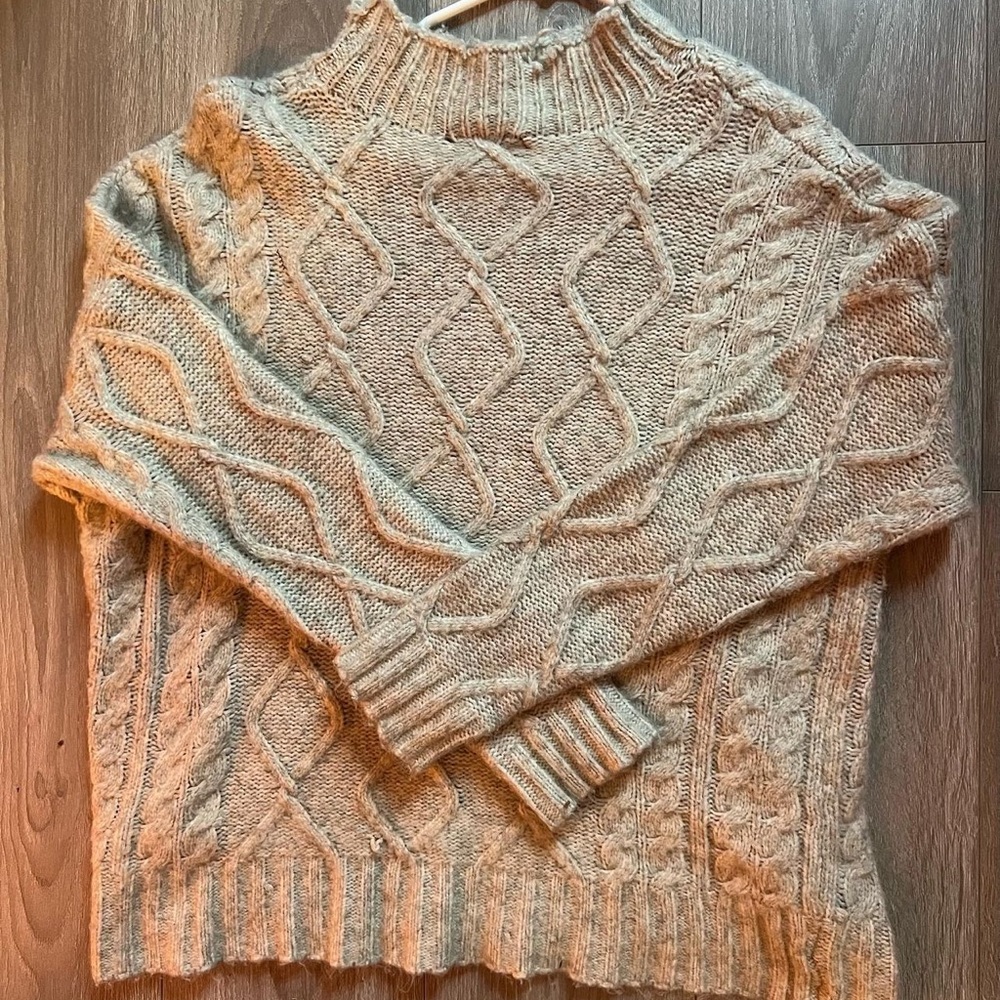 FOREVER 21- KNIT BEIGE SWEATER